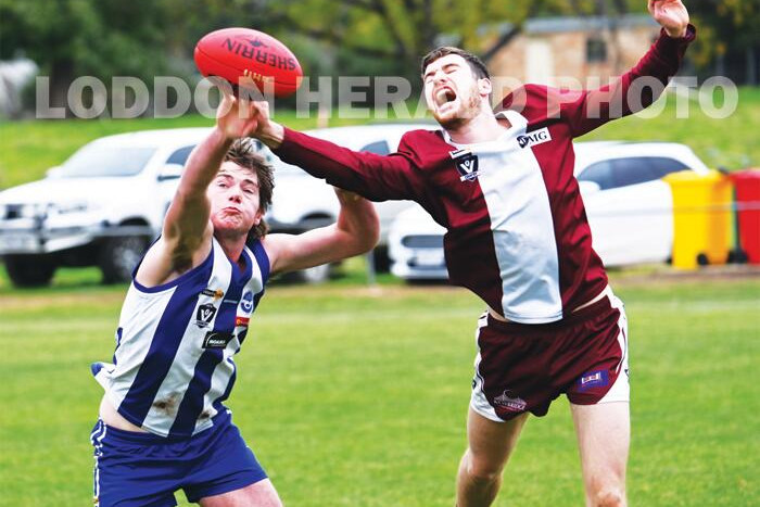 Waylon Draper (Mitiamo) goes the spoil against Newbridge’s Dylan Lloyd. LH PHOTO