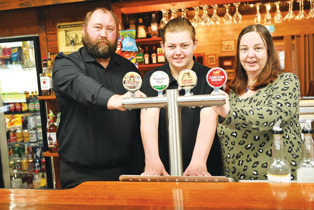 New managers at Dingee pub - feature photo