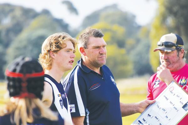 Junior coach Leigh Lamprell (centre). LH PHOTO
