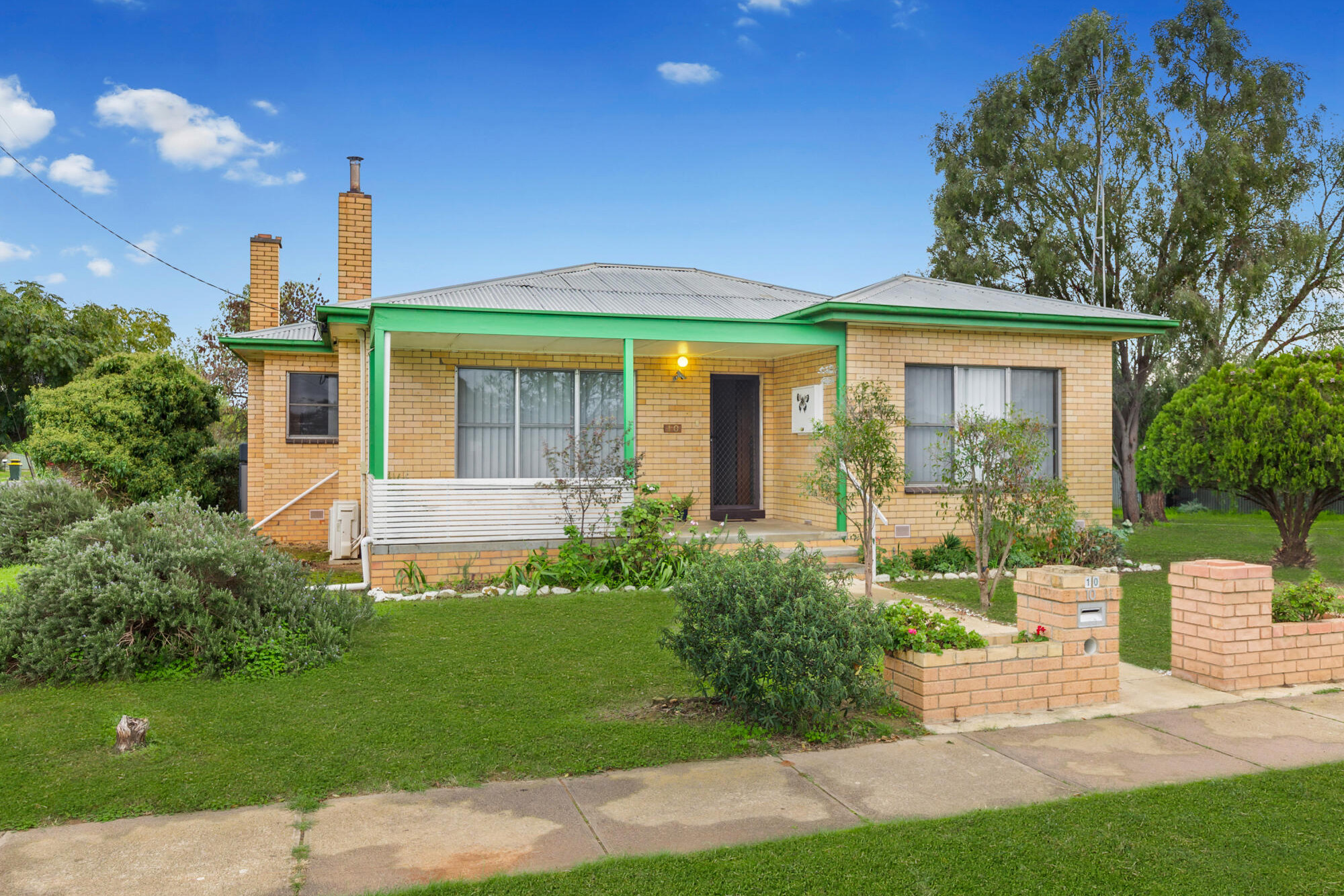 House of the Week: Solid Cream Brick Veneer - feature photo