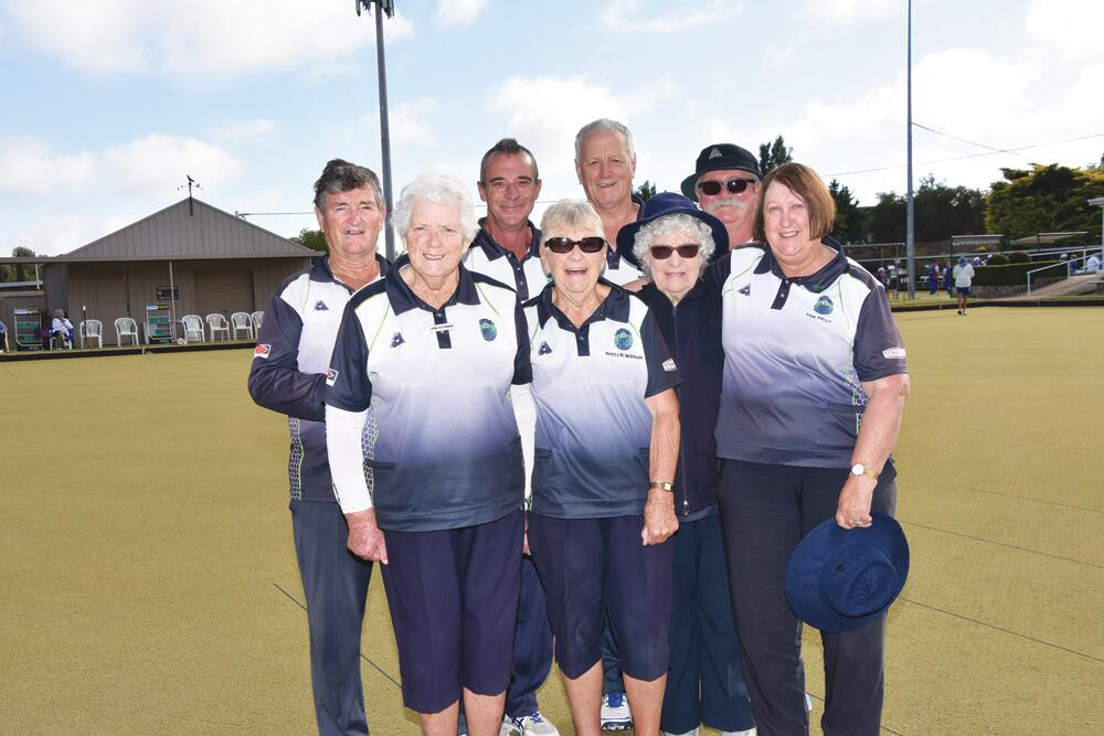 Bowls teams battle to end - feature photo