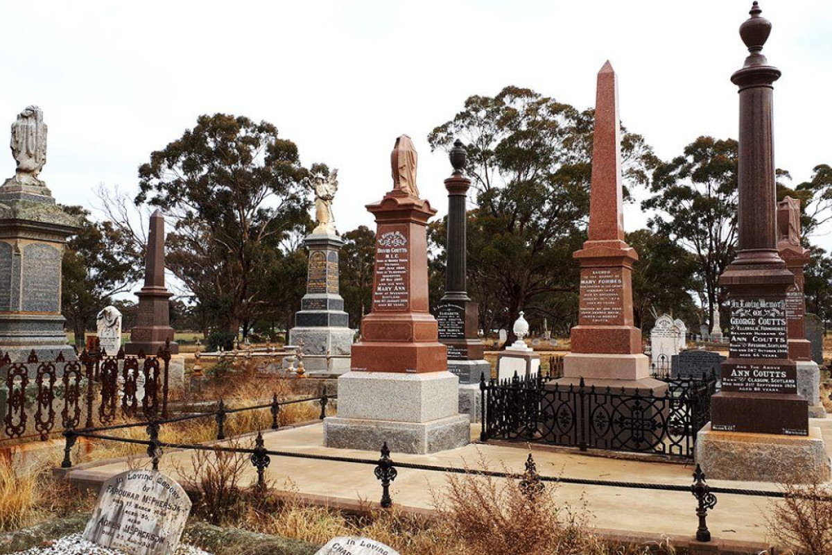 Cemetery bee on Sunday - feature photo