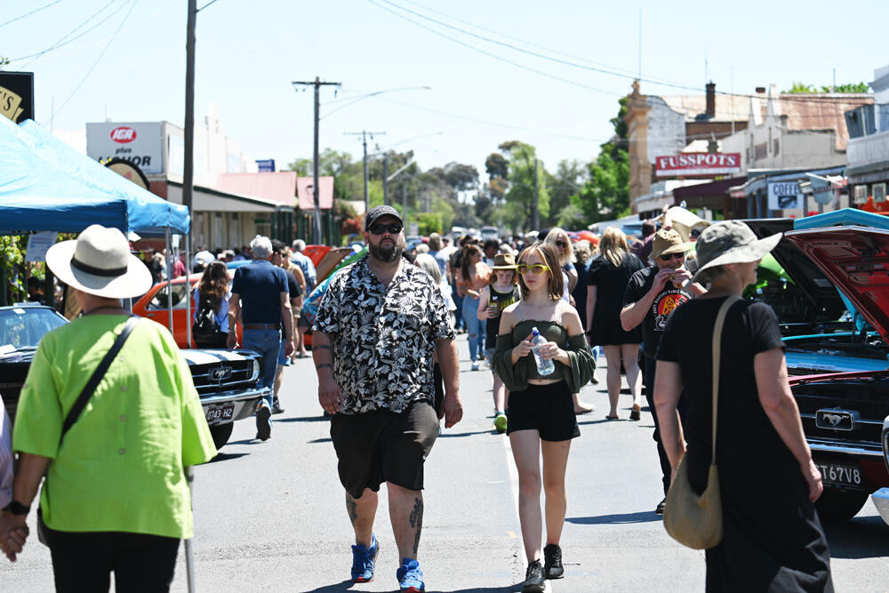 Thousands bring town Alive - feature photo