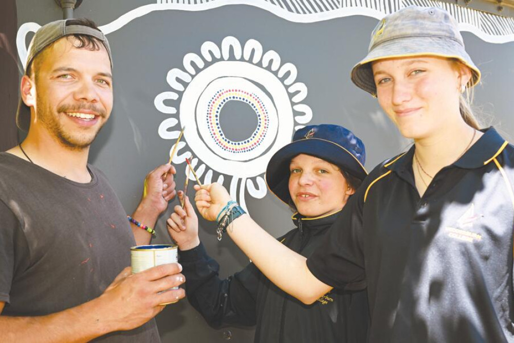Tobie Cameron, Addison Roberts and Kayla Cramp put their touches to the circular mural. LH PHOTO