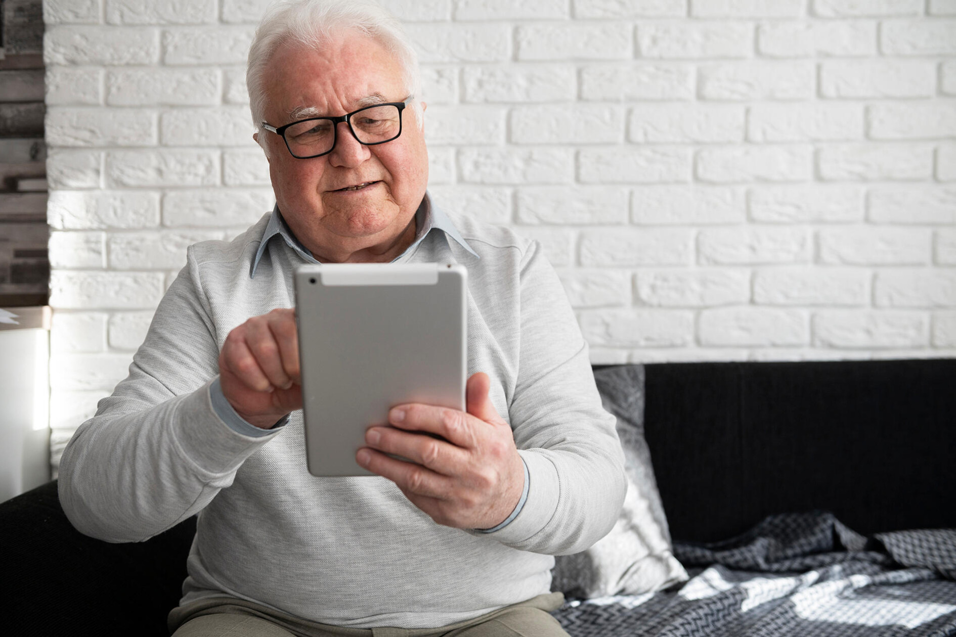 Libraries offer free tech help for seniors - feature photo