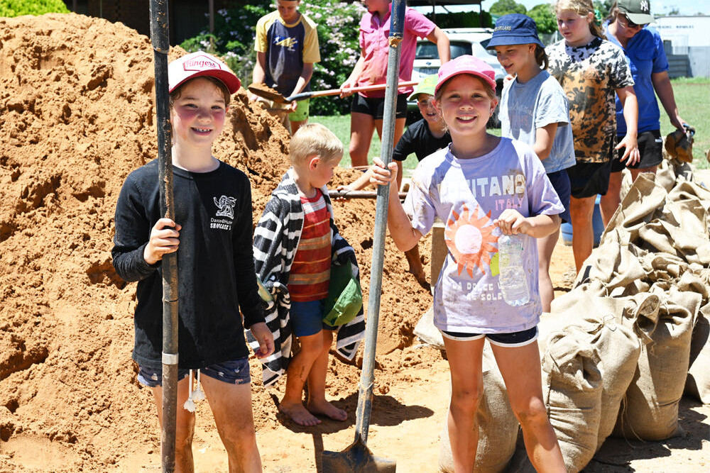 Letty and Piper Ellis help with sandbagging at Dingee. LH PHOTO