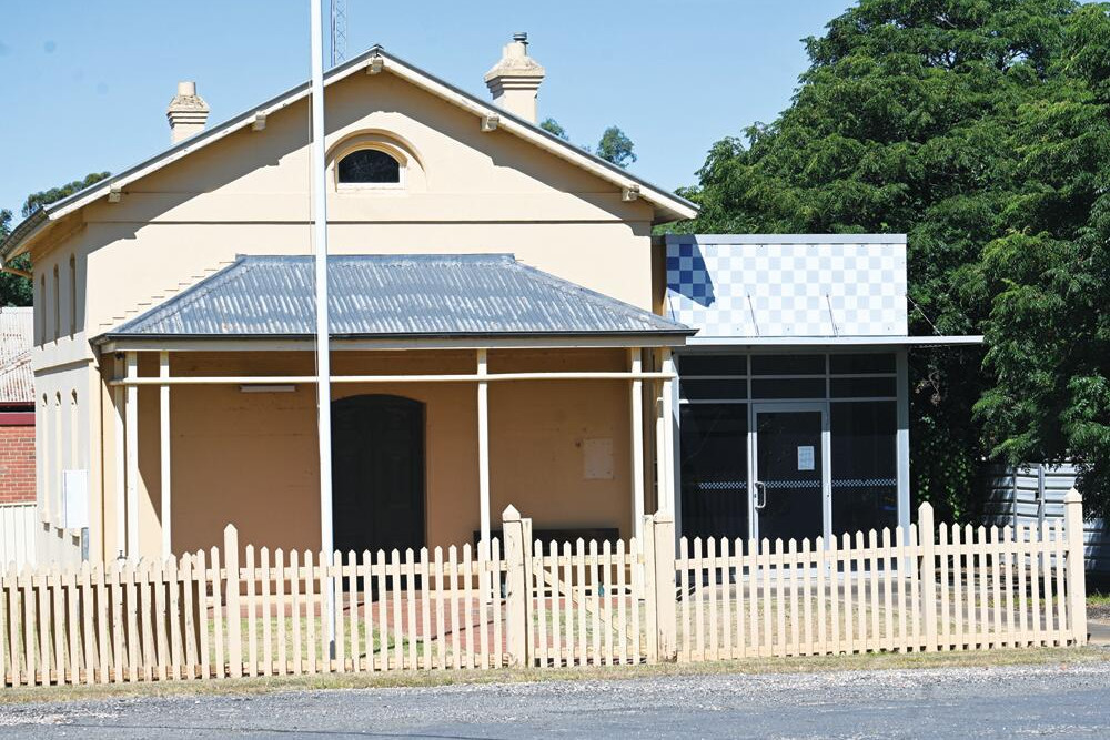 The old Wedderburn court house