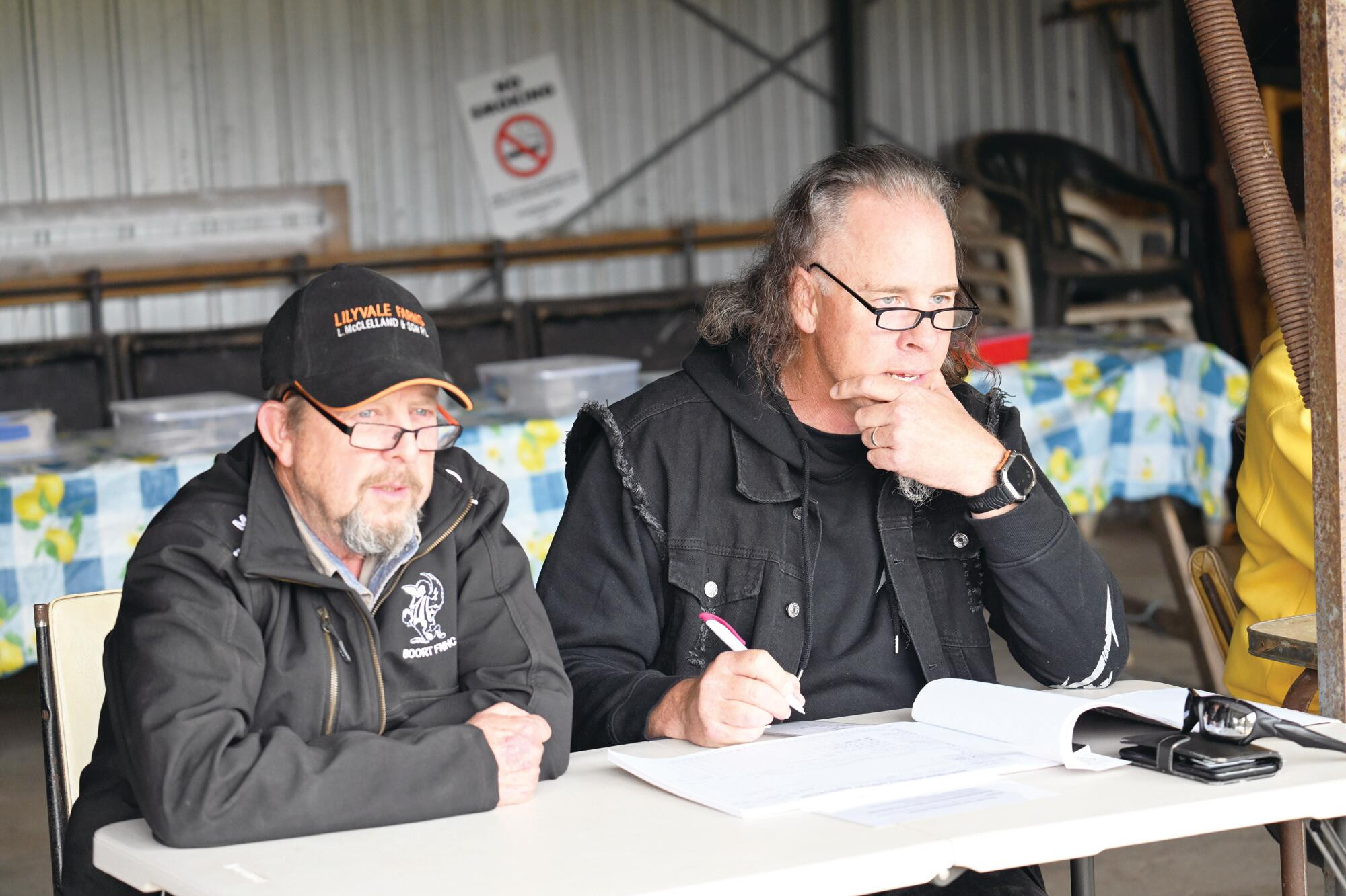 Geoff McClelland and Garry Zanker at the scorer’s table