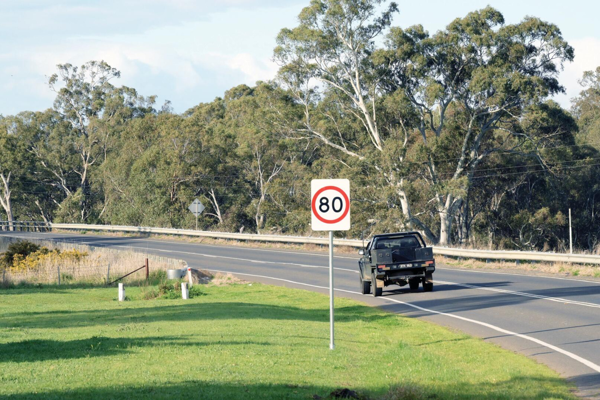 80kmh signs erected on sweeping bend - feature photo