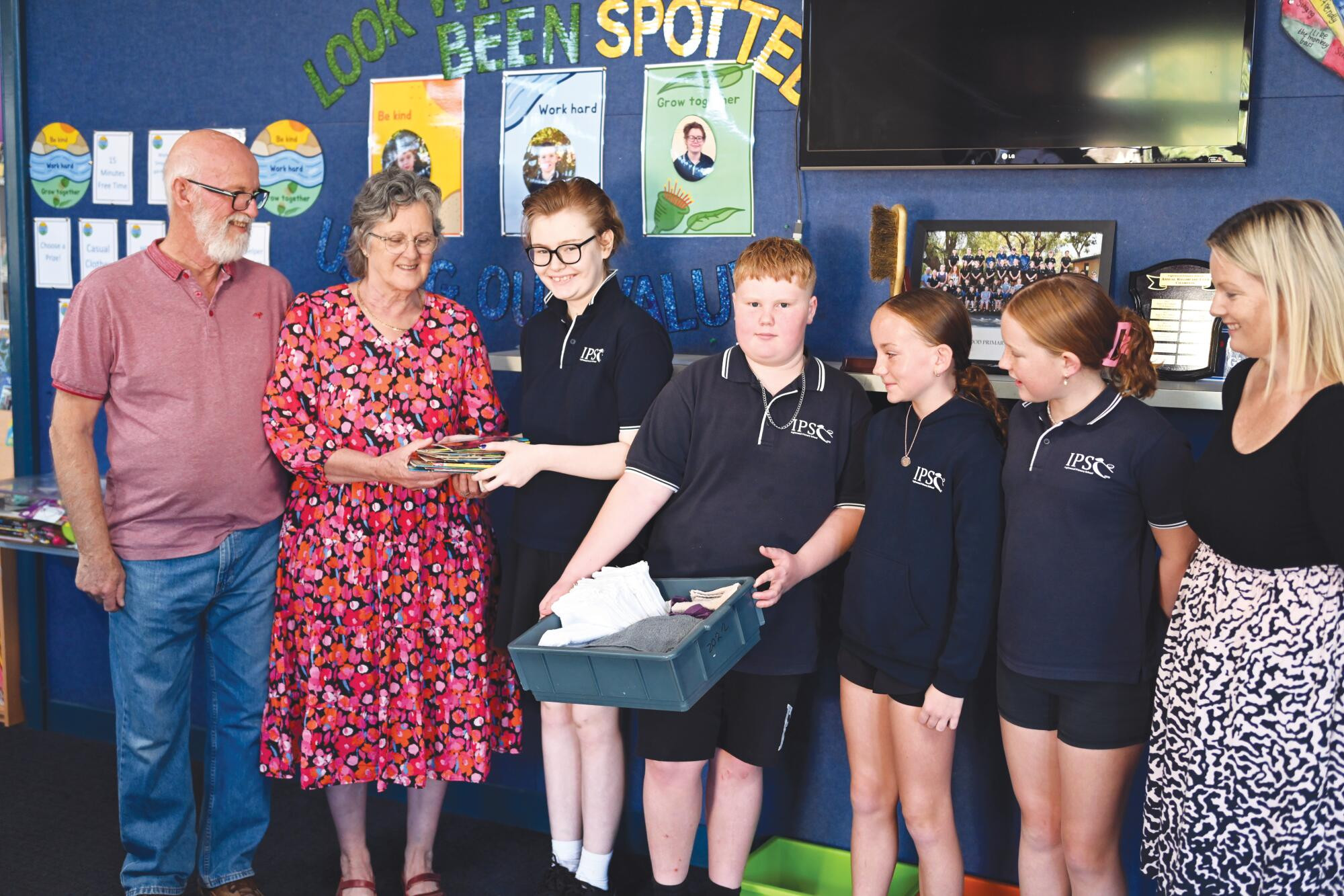 Brian and Jan Hodge with students Adele Sheahan, Jed Paton, Skylah Noonan and Ruby Lawson. LH PHOTO