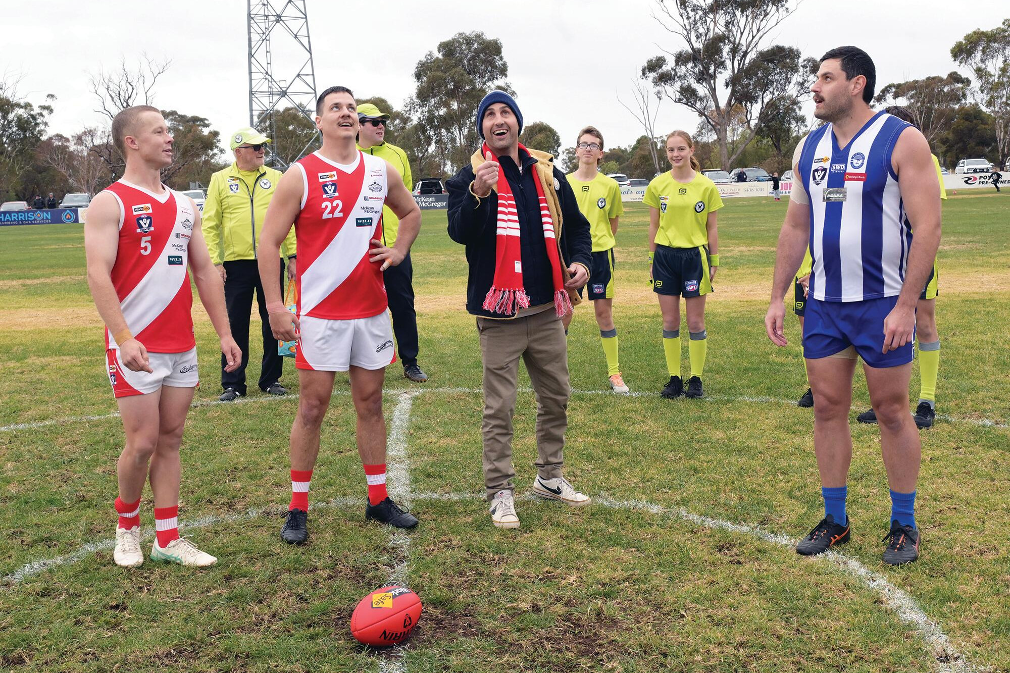 Jarrod Keeley tosses the coin before Saturday’s reunion round at Bridgewater for the call from skippers Harry McKinley and Josh Martyn and the Superoos Ryan Duncan. LH PHOTOS