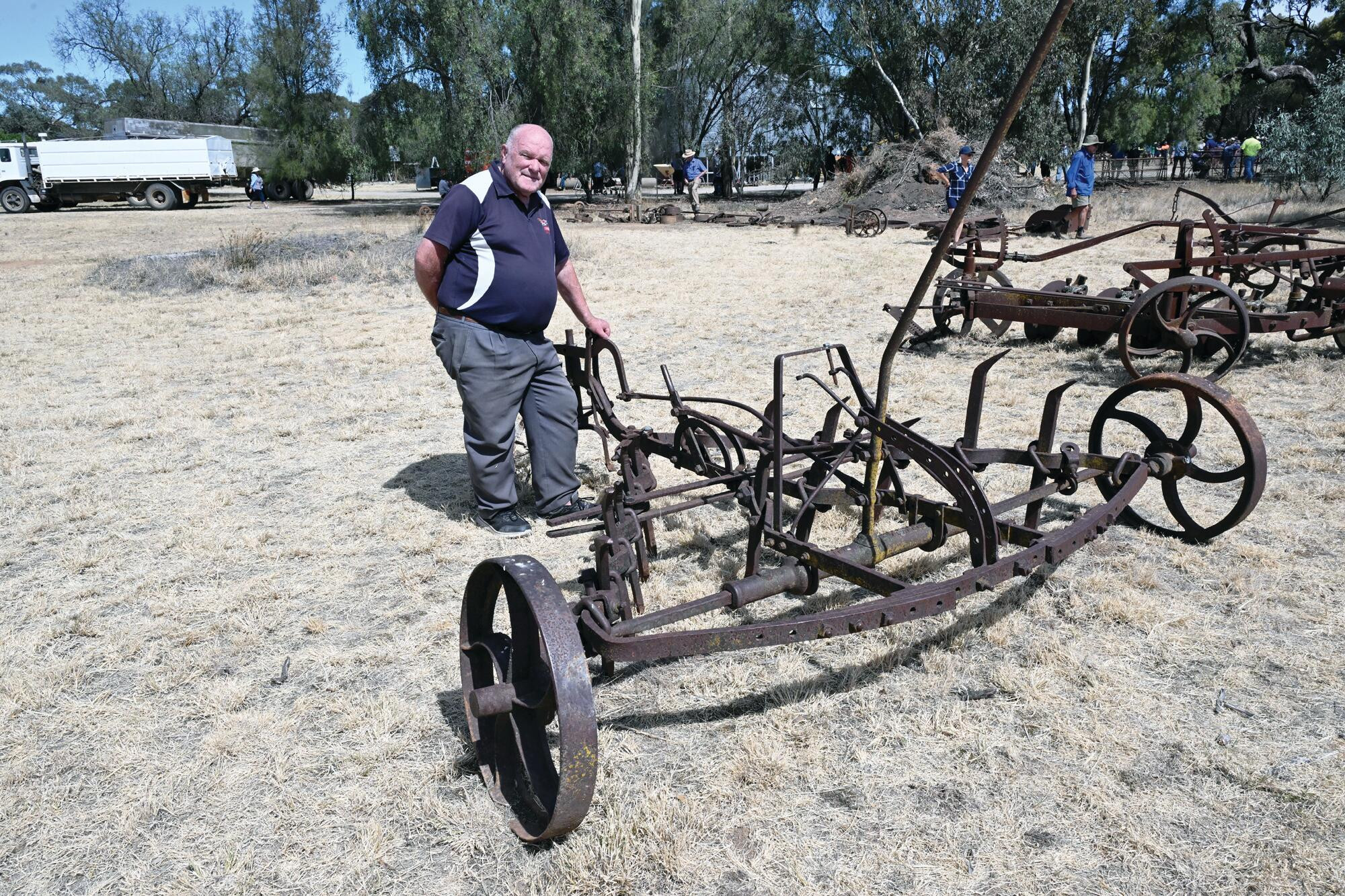 Ken Arnold inspects the Barger scarifier during the Longview clearing sale. LH PHOTO