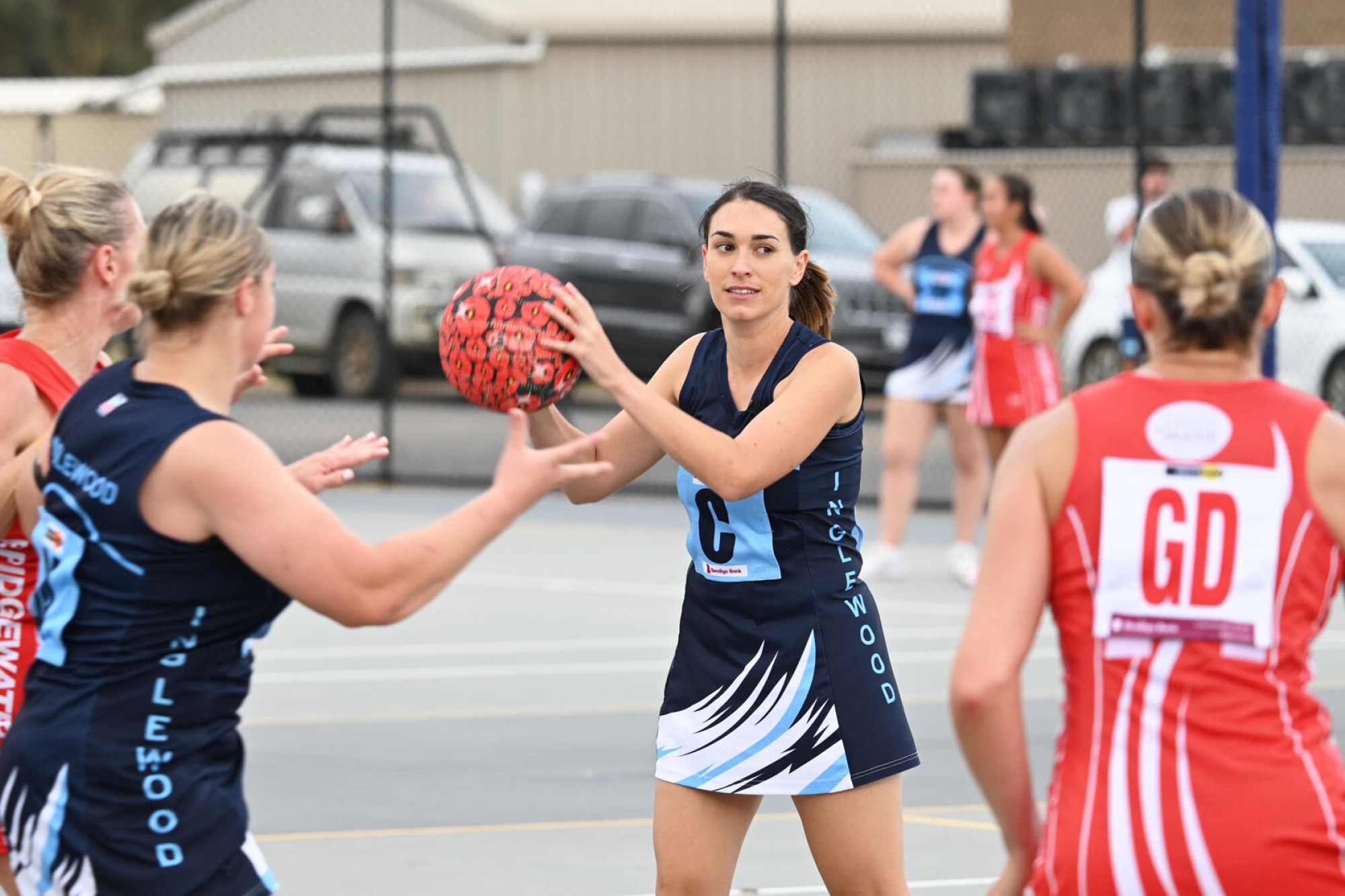Inglewood’s Lily Wyne looks for the options against Bridgewater. LH PHOTO