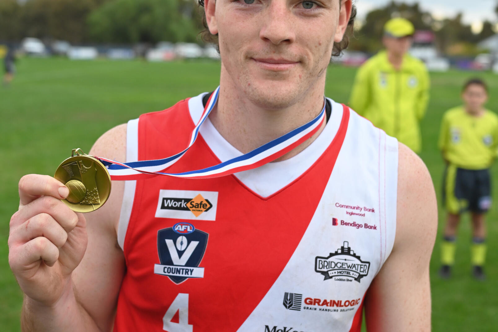 Club honours to Ellings in finish swap with coach - feature photo